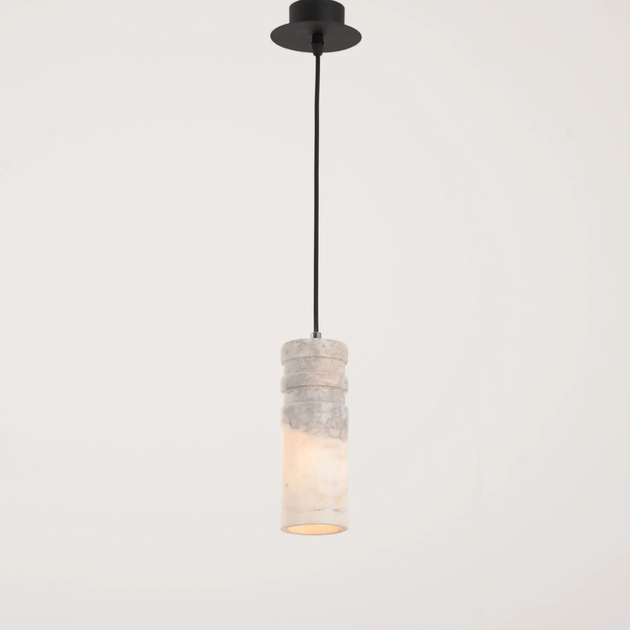 Egyvolt - Pillar Pendant Small Cararra 1