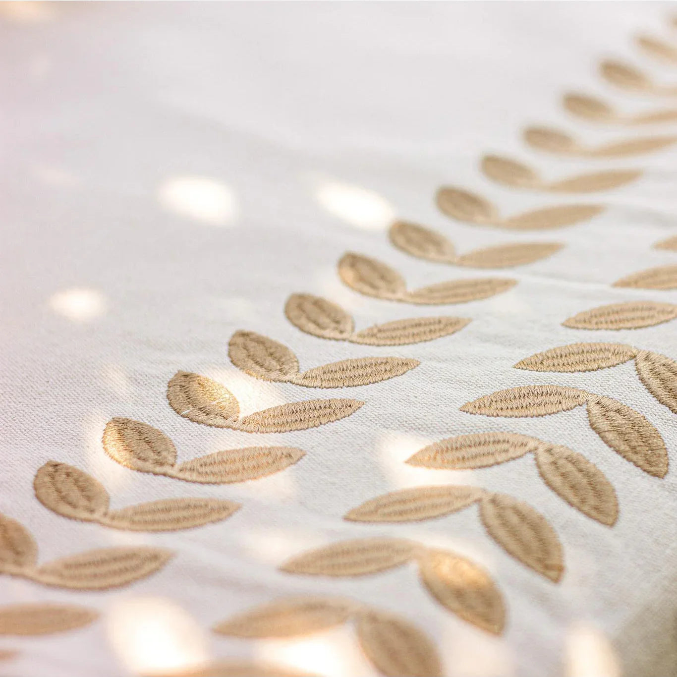 Roman Leaves Table Runner - Ticas