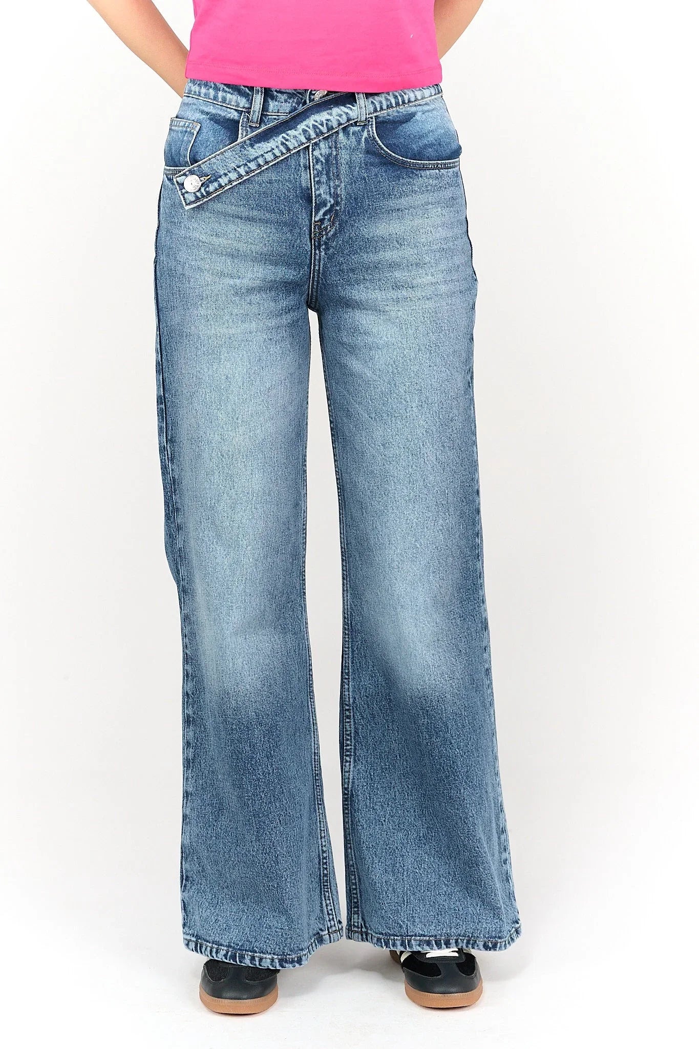 Clue - Jeans with Asymmetrical Belt 3